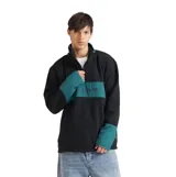 Buzo de polar con cierre frontal parcial, cuello alto y diseño de bloques de color en negro y verde. Presenta el logo de la marca estampado en el pecho.