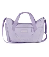 Bolso deportivo tipo duffel de la marca Jansport, color lila, con compartimento principal con cierre, bolsillo frontal con cierre y logo de la marca aplicado. Cuenta con doble asa de mano y correa ajustable para el hombro.