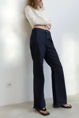 Camisa entallada de cuello solapa y manga larga con puños. Presenta un diseño de doble botonadura frontal y un bolsillo lateral en el pecho.