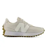Championes New Balance modelo 327, color beige claro con la característica letra "N" sobredimensionada en tono off-white en el lateral y suela de goma con relieve tipo trail.