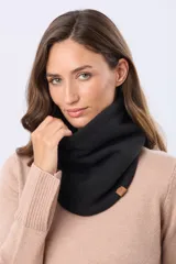 Cuello reversible de polar y sherpa color negro, con pequeño aplique de cuero sintético con logo grabado.