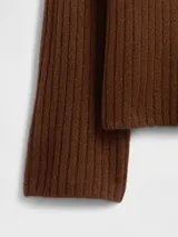 Buzo de punto acanalado color marrón, con cuello alto y mangas largas con puños acampanados.