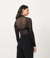 Blusa segunda piel de poliamida color negro, hilo 40, con cuello alto y manga larga.