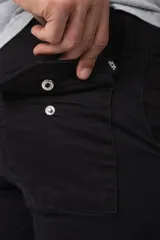 Bermuda cargo de gabardina con bolsillos laterales amplios con solapa y broche metálico. Presenta cintura con pasadores para cinturón y etiqueta tejida decorativa en uno de los bolsillos.