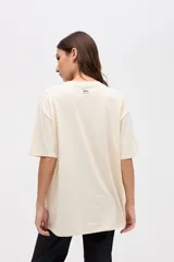 Remera de algodón lavado color beige, de manga corta y calce clásico, con pequeño bordado de estrella en el pecho.