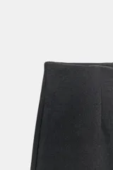 Pantalón de tiro alto con corte ancho y recto, confeccionado en tejido de punto elástico y flexible con cintura elástica.
