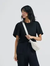 Blusa color violeta con mangas cortas evasé y cuello redondo.