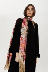 Vestido largo negro de punto con lanilla tipo canelón, corte trapecio y mangas largas.