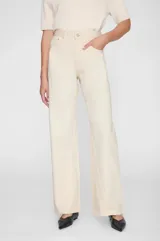 Jean de tiro alto color beige, de corte amplio y pierna recta con diseño de cinco bolsillos, pasadores para cinturón y cierre frontal con botón y cremallera.