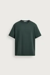 Camiseta de corte regular fit en color blanco, con cuello redondo y mangas cortas.