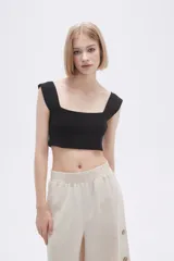 Top corto de viscosa color negro, con escote cuadrado y breteles anchos.