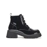 Borcegos de diseño urbano con acabado brillante tipo charol, con cordones al tono, cierre interno y suela de goma con relieve profundo.