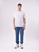 Remera de manga corta, cuello redondo y calce regular, color negro.