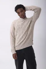 Sweater de punto con diseño de rombos en relieve, color beige jaspeado, de cuello redondo y manga larga.