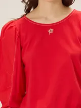 Blusa de diseño combinado con cuerpo delantero y espalda de algodón negro, y mangas abullonadas tres cuartos de lino en color beige con puños elásticos negros.