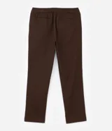 Pantalón de sarga color marrón con textura de espina de pez, corte recto, cintura elástica y bolsillos laterales.
