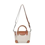 Cartera tipo bandolera de tamaño compacto, confeccionada en poliéster color beige con detalles en cuero sintético color suela. Cuenta con doble asa superior, correa larga ajustable y extraíble, cierre principal y solapa frontal con broche.