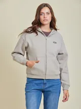 Canguro con cierre color gris topo, con capucha y logo bordado en el pecho.