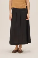 Falda midi color bordó con brillo sutil y detalle de lazo en la cintura.