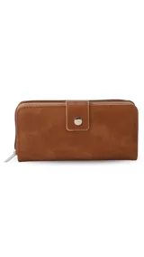 Billetera larga color tostado de diseño estructurado, confeccionada en símil cuero con cierre perimetral y solapa con broche a presión.
