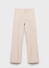 Pantalón de jean estilo wide leg color beige, con tiro alto, cierre frontal de cremallera y botón, y dos bolsillos de parche en la parte delantera.