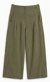 Pantalón de tiro alto en color azul, con cierre frontal de tres botones, pinzas en la cintura y corte holgado.