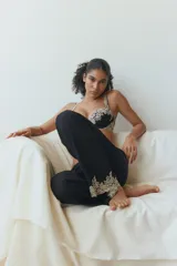 Soutien super push-up negro con detalles de encaje en tono beige en las copas y los breteles. Cuenta con aros, relleno y tirantes ajustables.