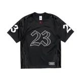 Camiseta de malla negra estilo jersey de básquet, con el número 23 estampado en el frente y en las mangas. Presenta el logo de Jordan en rojo en el cuello y una etiqueta con la marca compartida en la parte inferior.