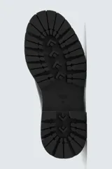 Bota tipo Chelsea de cuero color marrón oscuro, con paneles elásticos laterales, tirador trasero y suela track con volumen.