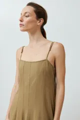 Vestido midi color verde oliva de lino con breteles finos y corte recto.