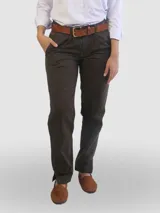 Pantalón de vestir marrón oscuro, de corte recto, con bolsillos laterales y traseros. Se ajusta a la cintura con cinturón de cuero marrón.
