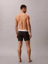 Pack de tres bóxers largos Calvin Klein, confeccionados en mezcla de algodón elástico supersuave. Presentan cintura elástica con logo de la marca y bolsillo de soporte frontal.