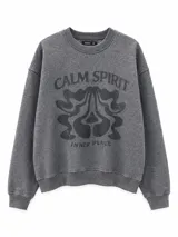 Buzo gris melange de cuello redondo con estampa frontal en tono oscuro con las frases "CALM SPIRIT" e "INNER PEACE" y un diseño gráfico abstracto.