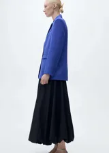 Blazer estructurado de corte recto en color azul vibrante, con cuello de solapa, cierre frontal de dos botones, bolsillos laterales con solapa y bolsillo de ribete en el pecho.
