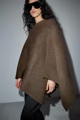 Capa de cuello redondo confeccionada en tejido de punto con mezcla de lana.