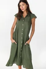 Vestido midi de lino verde militar, con cuello camisero, botonadura frontal completa, bolsillos aplicados en los laterales y mangas cortas con vuelo.