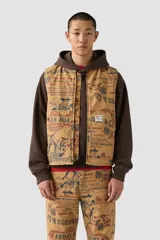 Chaleco color caqui con estampado "all over" de motivos de Levi's y personajes de Toy Story. Tiene cierre frontal con botones a presión y bolsillos delanteros.