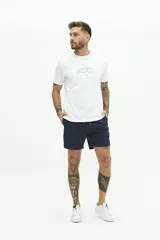 Short de baño liso con cintura elástica y cordón ajustable. Cuenta con dos bolsillos laterales, un bolsillo trasero y logo bordado en el ruedo. Confeccionado en tejido ligero de secado rápido.