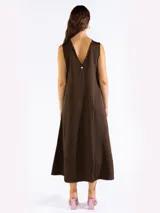 Vestido largo sin mangas de corte recto y holgado, con escote bote y bolsillos laterales. Confeccionado en mezcla de lyocell, viscosa y lino.