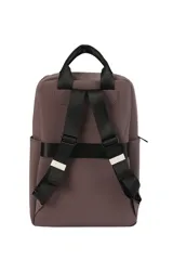 Mochila urbana color negro, confeccionada en material resistente, con compartimento principal amplio, dos bolsillos frontales con cierre y correas ajustables para los hombros.