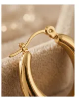 Aros tipo argolla de acero con baño de oro, diseño de doble aro superpuesto con acabado pulido.