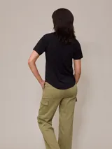 Remera blanca de algodón con cuello en V y logo bordado en el pecho.