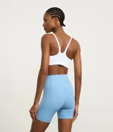 Bermuda deportiva ciclista de microfibra color marrón, con diseño ajustado al cuerpo y tiro alto.