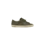 Championes Golden Goose modelo Super-Star Low-Top, color verde militar con acabado efecto desgastado, estrella lateral característica y suela de goma envejecida.