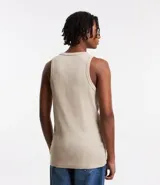 Musculosa masculina de cuello redondo, confeccionada en tejido acanalado de algodón con mezcla de poliéster y elastano. Diseño básico sin estampa, ideal para uso diario.