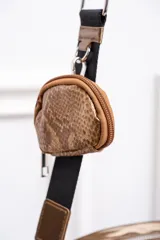 Bandolera color bronce con diseño acolchado, correa de tela regulable en color negro y monedero colgante con estampado de piel de serpiente.