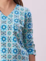 Blusa de algodón estampado marca Ruby Rd, con escote en V cruzado y mangas ¾.