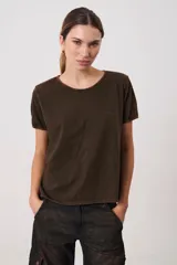 Remera crop color marrón, con cuello redondo y mangas cortas, de calce relajado y estilo básico.