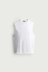 Camiseta tank de punto de algodón para hombre, de ajuste relajado (relaxed fit), con cuello redondo y mangas sisa. Presenta acabados irregulares en los bordes.
