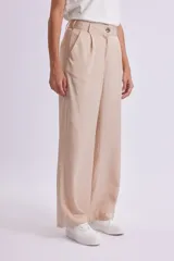 Pantalón de vestir color beige, de corte recto y tiro alto, con pinzas delanteras y cierre con botón.